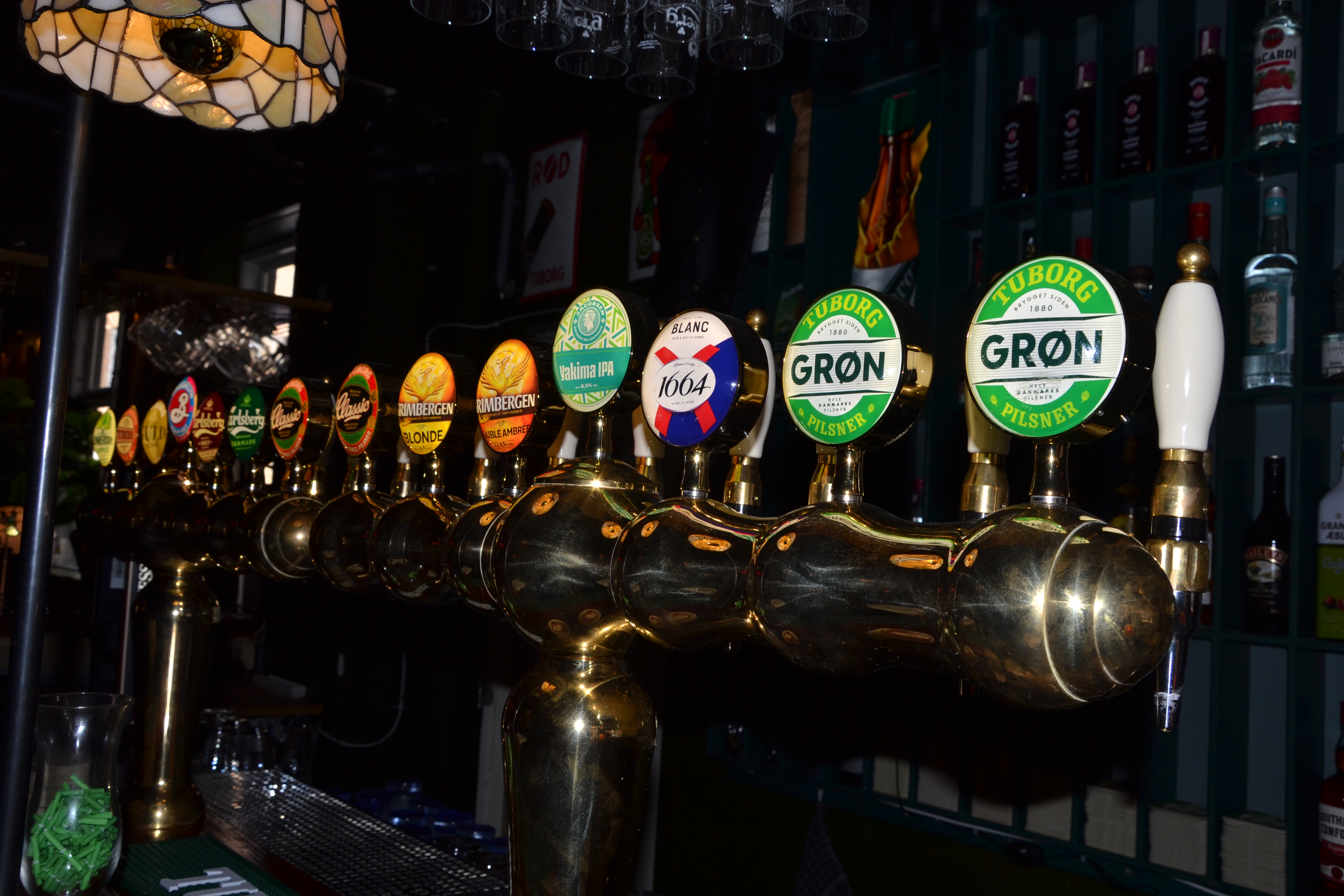 Imponerende øl-haner med forskellige danske øl-mærker