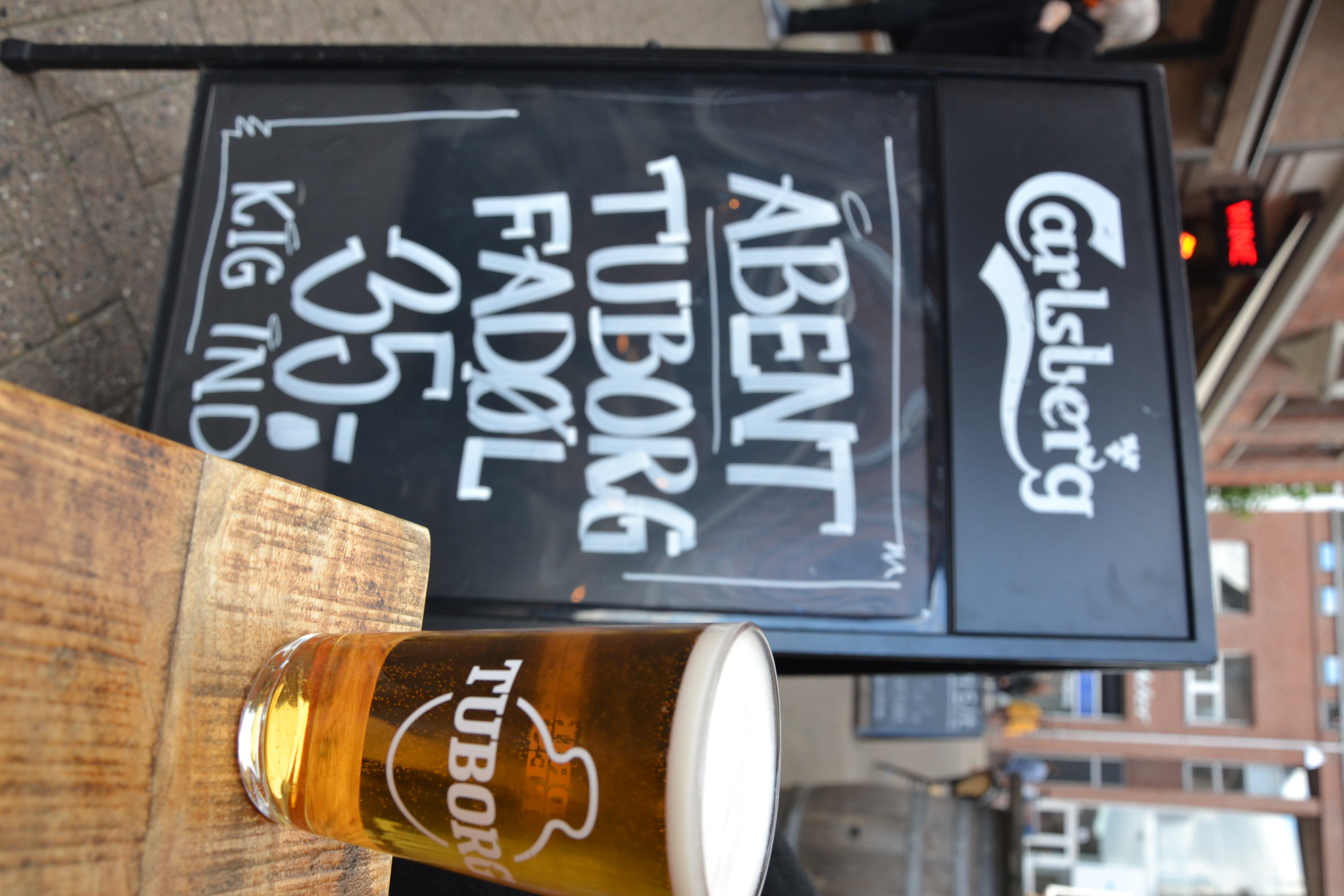 Gade-skilt med Tuborg fadøl tilbud og perfekt skænket øl